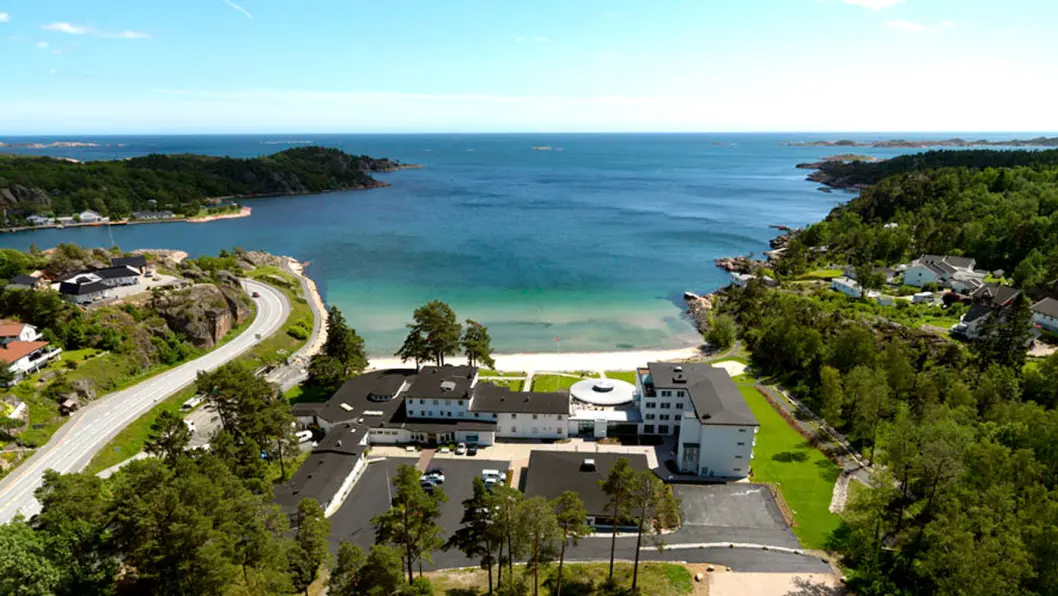 STRANDIDYLL: Strand Hotel Fevik ligger helt nede i sjøkanten mellom Arendal og Grimstad. STRANDIDYLL: Strand Hotel Fevik ligger helt nede i sjøkanten mellom Arendal og Grimstad.
