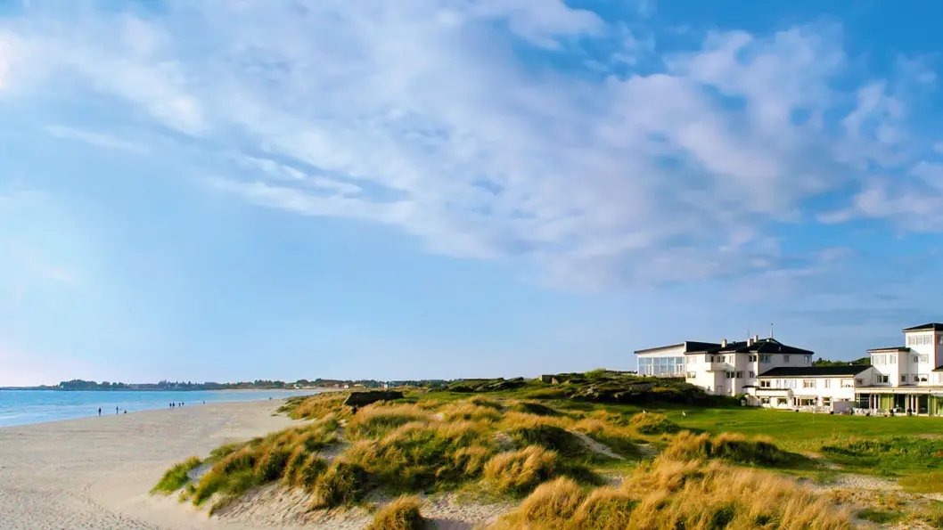 MAGISK: Beliggenheten til Sola Strand Hotel er det ingen ting å si på. Hotellet er bygget ut og bygget på og flukter med terrenget. MAGISK: Beliggenheten til Sola Strand Hotel er det ingen ting å si på. Hotellet er bygget ut og bygget på og flukter med terrenget.