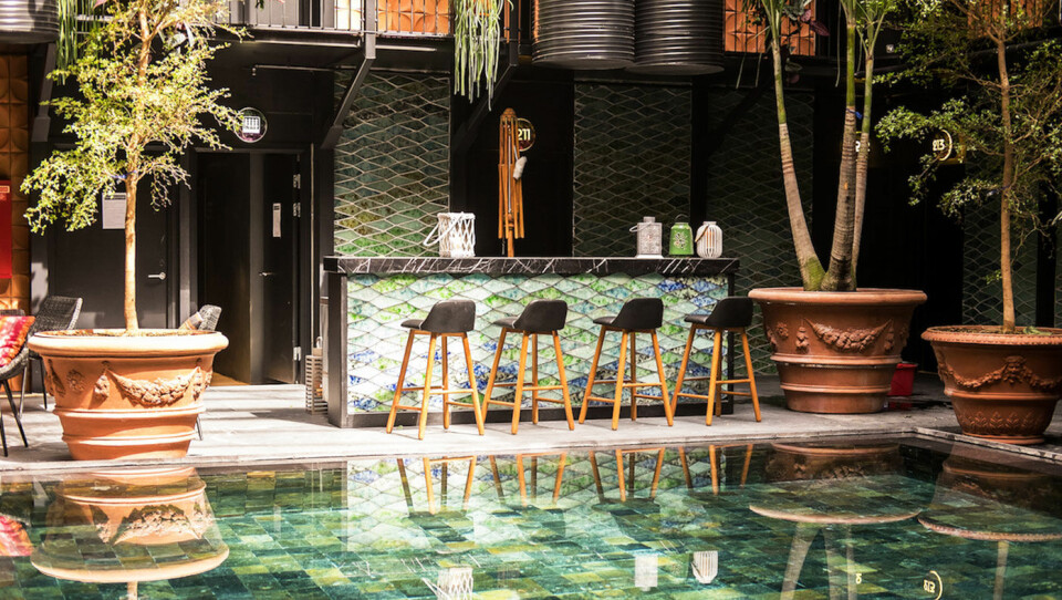 ENJOY: Nyt svømmebassenget (og kanskje også baren…?) på Manon Les Suites. Foto: Guldsmeden Hotels