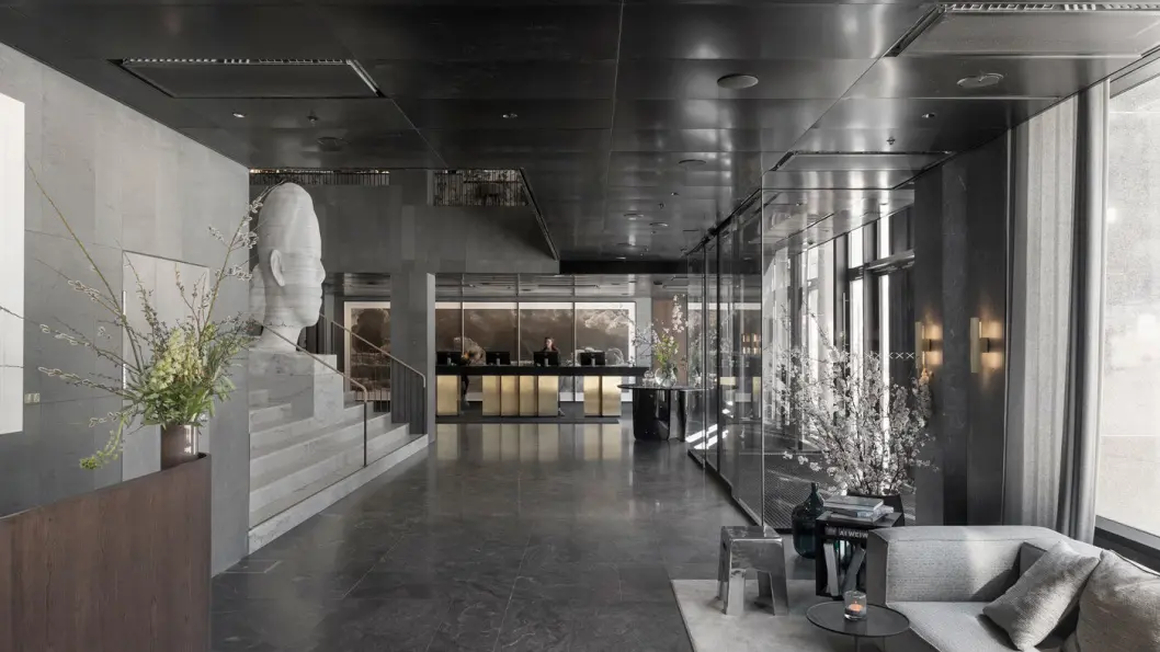GJENNOMFØRT: Kunst og svensk håndverk preger resepsjonsområdet og hotellet. Foto: Andy Liffner GJENNOMFØRT: Kunst og svensk håndverk preger resepsjonsområdet og hotellet. Foto: Andy Liffner