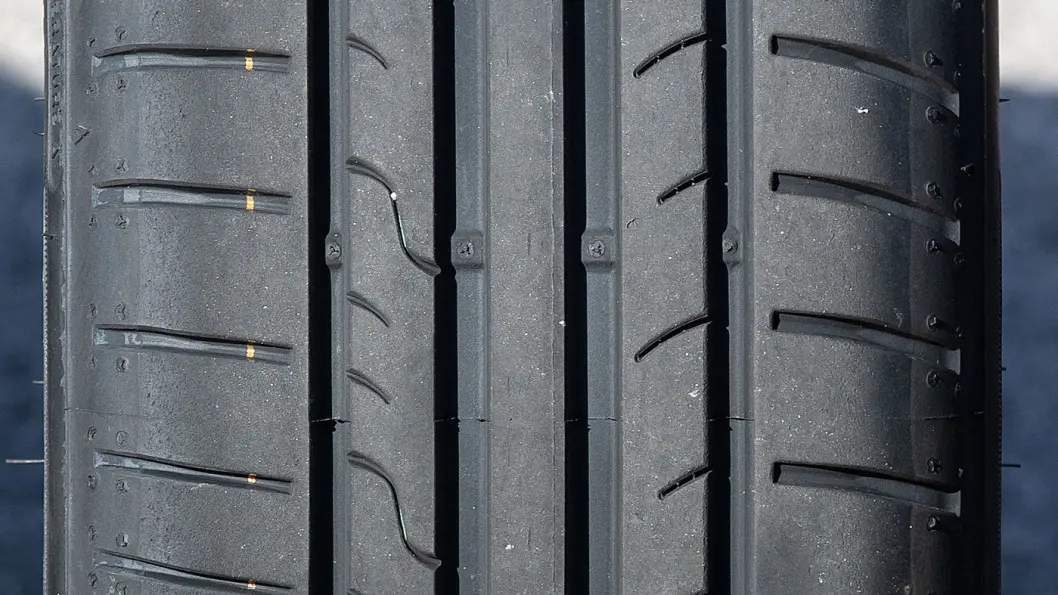 ALLROUNDER: Dunlop-dekket er aldri på topp, men unngår også bunnplasseringer i vår test. ALLROUNDER: Dunlop-dekket er aldri på topp, men unngår også bunnplasseringer i vår test.