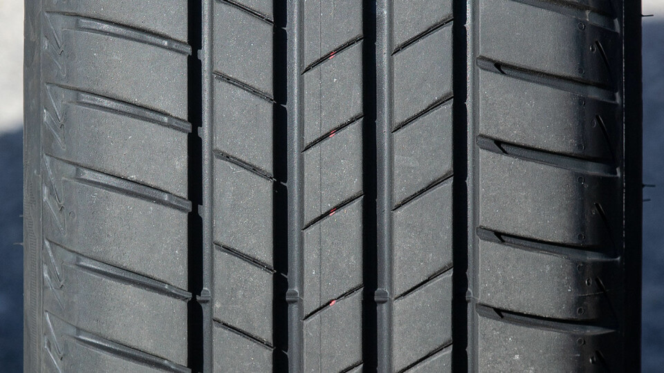 KJØREGLEDE: Bridgestone Turanza T005 er gjerrig på forbruket, men svikter i andre disipliner.