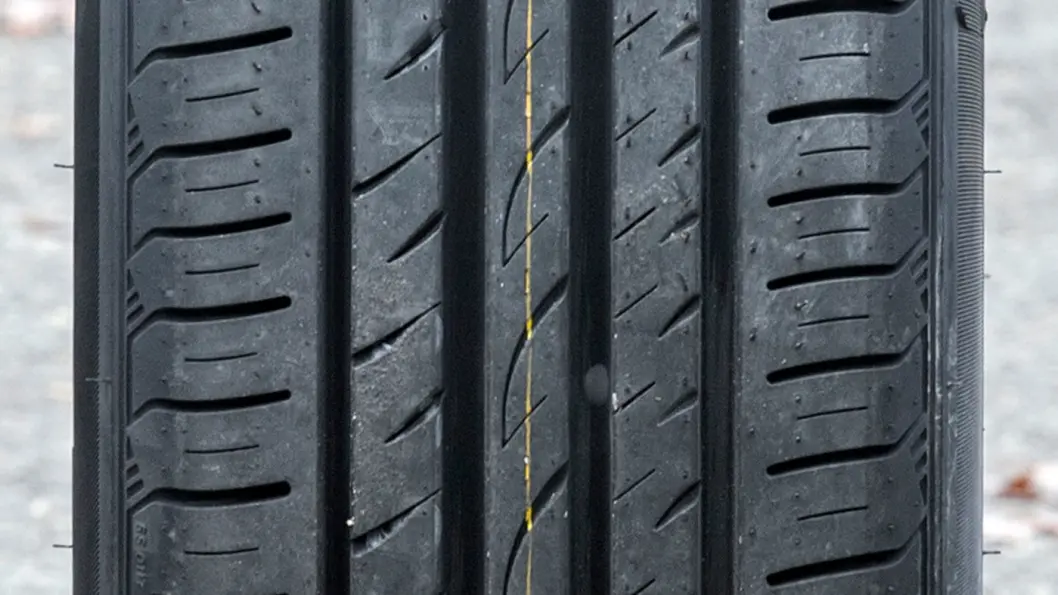 FORBRUKSVINNER: Roadstone Eurovis Sport har det laveste forbruket blant budsjettdekkene i testen. FORBRUKSVINNER: Roadstone Eurovis Sport har det laveste forbruket blant budsjettdekkene i testen.