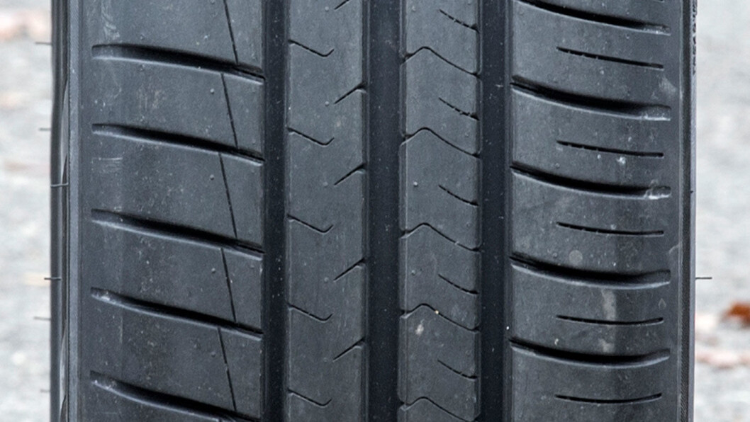SVAKT: Maxxis-dekket er det nest dårligste i testen på våt vei. SVAKT: Maxxis-dekket er det nest dårligste i testen på våt vei.