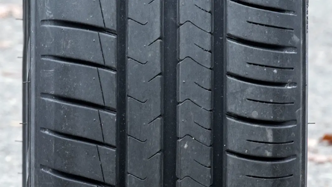 SVAKT: Maxxis-dekket er det nest dårligste i testen på våt vei. SVAKT: Maxxis-dekket er det nest dårligste i testen på våt vei.