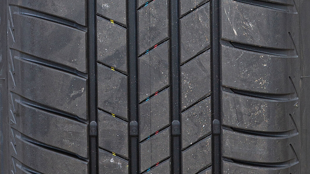 LIKER DET TØRT: Bridgestone-dekket er best på tørt føre. LIKER DET TØRT: Bridgestone-dekket er best på tørt føre.
