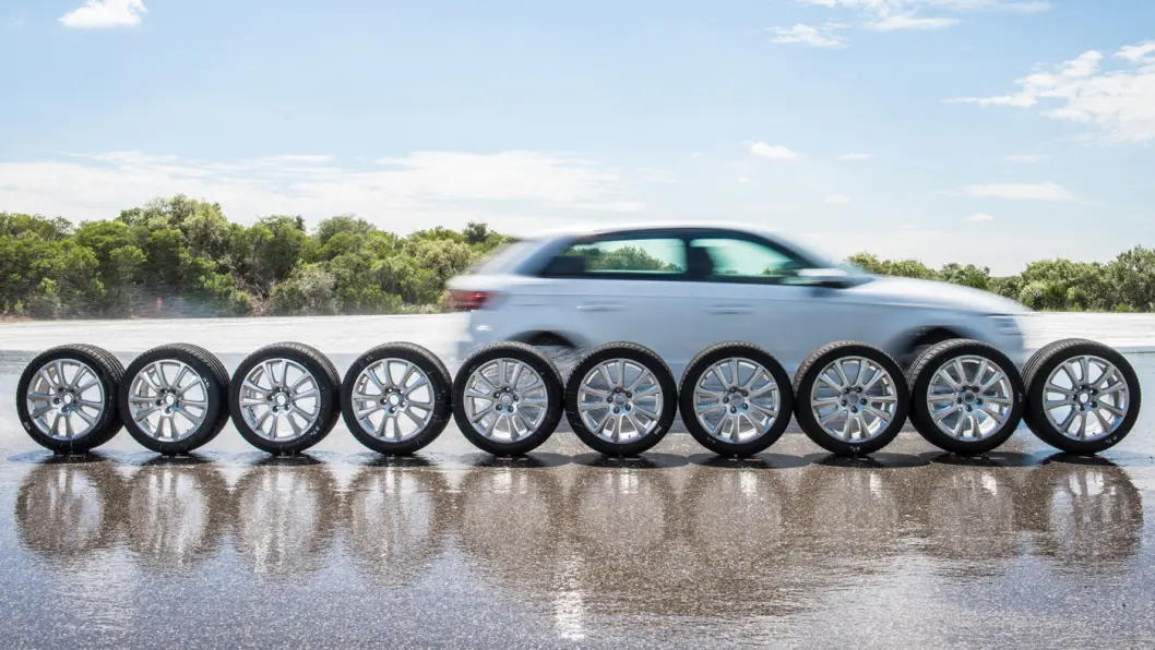 NORGES STØRSTE DEKKTEST: Motor har testet 16 nye dekk i årets store sommerdekktest, og fått en vinner som slår knockout på konkurrentene på vått underlag. Foto: Marko Mäkinen NORGES STØRSTE DEKKTEST: Motor har testet 16 nye dekk i årets store sommerdekktest, og fått en vinner som slår knockout på konkurrentene på vått underlag. Foto: Marko Mäkinen
