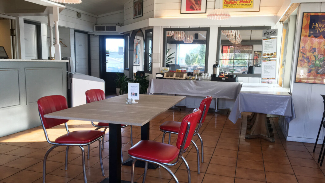 NYTT INTERIØR: Aksdal Veikro er pusset opp i litt amerikansk dinerstil, med 50-tallsstoler og gamle filmplakater på veggene. NYTT INTERIØR: Aksdal Veikro er pusset opp i litt amerikansk dinerstil, med 50-tallsstoler og gamle filmplakater på veggene.
