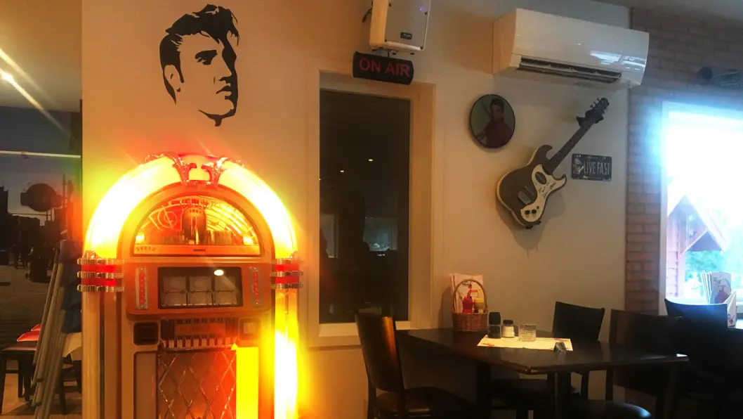 AMERIKANSKE VIBBER: Jukeboks, elgitarer, Elvis-effekter og diner-miljø på Er-An Veikro ved E39 sør for Bergen. AMERIKANSKE VIBBER: Jukeboks, elgitarer, Elvis-effekter og diner-miljø på Er-An Veikro ved E39 sør for Bergen.