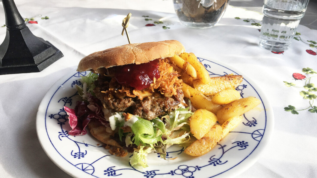 SVIN PÅ SKOGEN: Saftig burger med mye godt, men selv om det står at Elgsjøburgeren skal smake av vilt, smaker det bare svinekjøtt. SVIN PÅ SKOGEN: Saftig burger med mye godt, men selv om det står at Elgsjøburgeren skal smake av vilt, smaker det bare svinekjøtt.