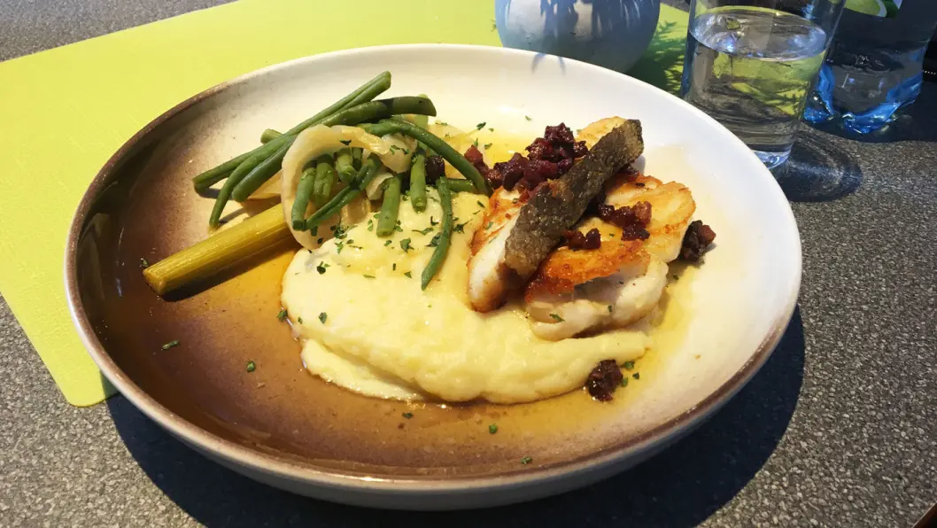 FISK PÅ MENYEN: Det er flott å få fersk skrei på en veikro midt i skreisesongen, men det skorter på tilbehøret. FISK PÅ MENYEN: Det er flott å få fersk skrei på en veikro midt i skreisesongen, men det skorter på tilbehøret.