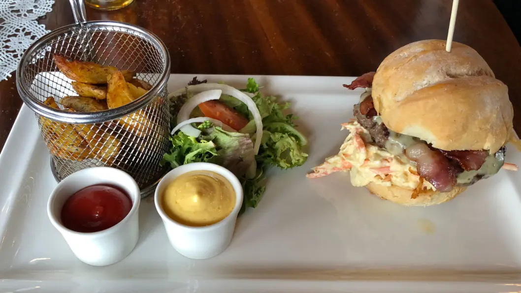 SJEKK BRØDET: Hjemmelaget hamburgerbrød! SJEKK BRØDET: Hjemmelaget hamburgerbrød!