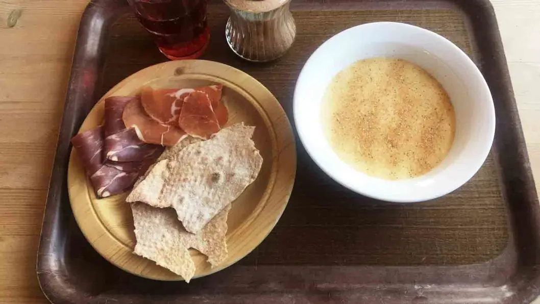 SJELDEN KOST: Det er ikke ofte du får hjemmelaget rømmegrøt på veikro - til og med med hjemmebakt flatbrød til. SJELDEN KOST: Det er ikke ofte du får hjemmelaget rømmegrøt på veikro - til og med med hjemmebakt flatbrød til.