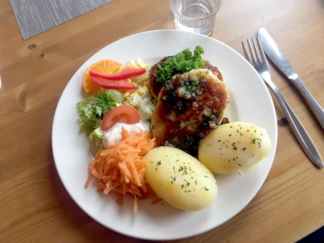 SAFTIGE OG GODE: De kaller det burger, men egentlig er det grove, gode fiskekaker med tilbehør. SAFTIGE OG GODE: De kaller det burger, men egentlig er det grove, gode fiskekaker med tilbehør.