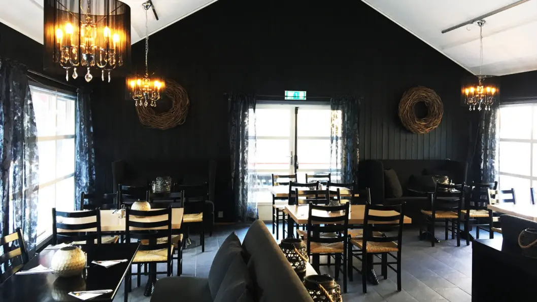 SJELDENT HYGGELIG: Pent bygg med gode sofaer og pent dekkede bord. Det er sjelden vi kommer til en så hyggelig veikro. SJELDENT HYGGELIG: Pent bygg med gode sofaer og pent dekkede bord. Det er sjelden vi kommer til en så hyggelig veikro.
