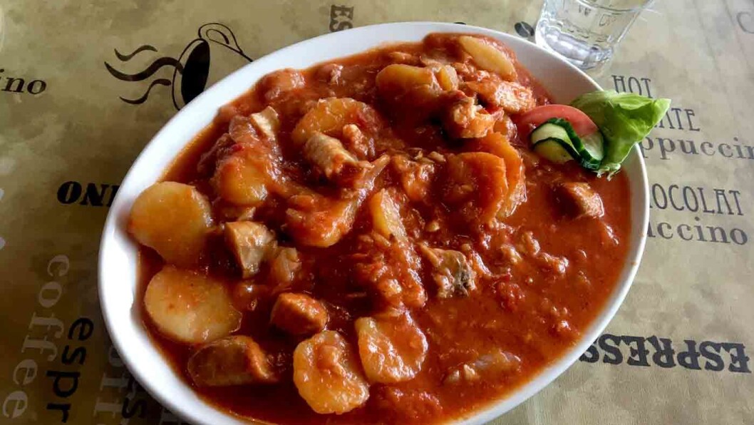 GODT OG RAUST: Det er mye av alt i bacalaoen, og tomatsausen har litt sting. GODT OG RAUST: Det er mye av alt i bacalaoen, og tomatsausen har litt sting.