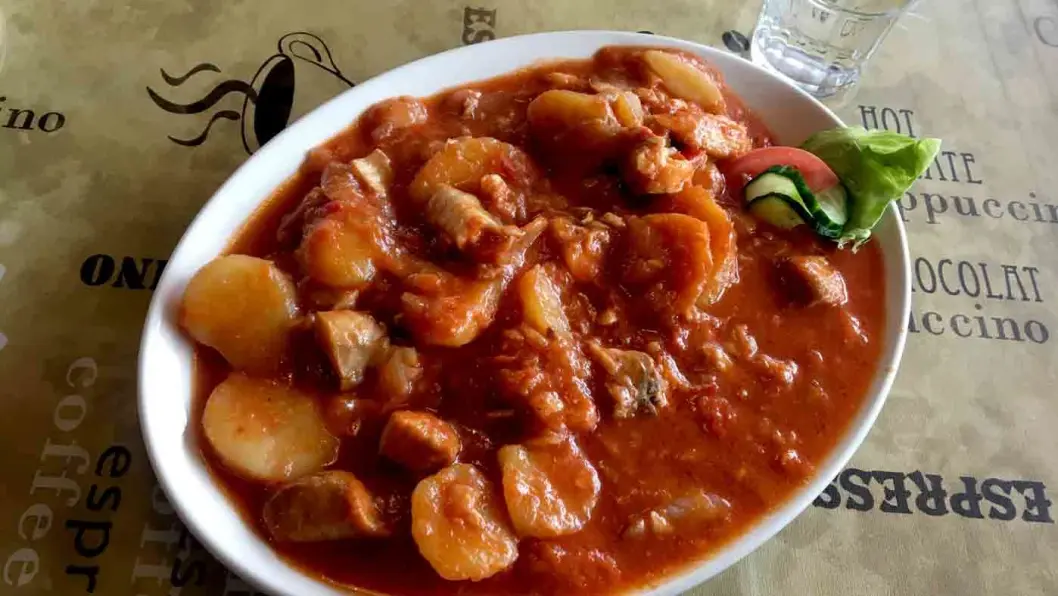 GODT OG RAUST: Det er mye av alt i bacalaoen, og tomatsausen har litt sting. GODT OG RAUST: Det er mye av alt i bacalaoen, og tomatsausen har litt sting.