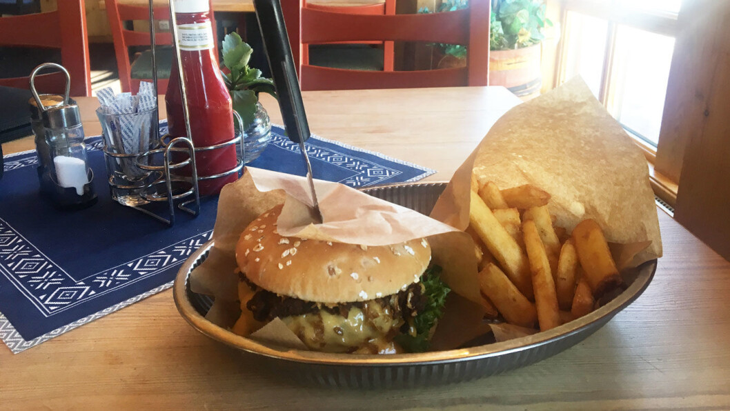 LITT MYE AV DET GODE: En saftig og god burger med god pommes frites, men kombinasjonen av chili con carne og burger blir litt i voldsomste laget, syntes vi. LITT MYE AV DET GODE: En saftig og god burger med god pommes frites, men kombinasjonen av chili con carne og burger blir litt i voldsomste laget, syntes vi.