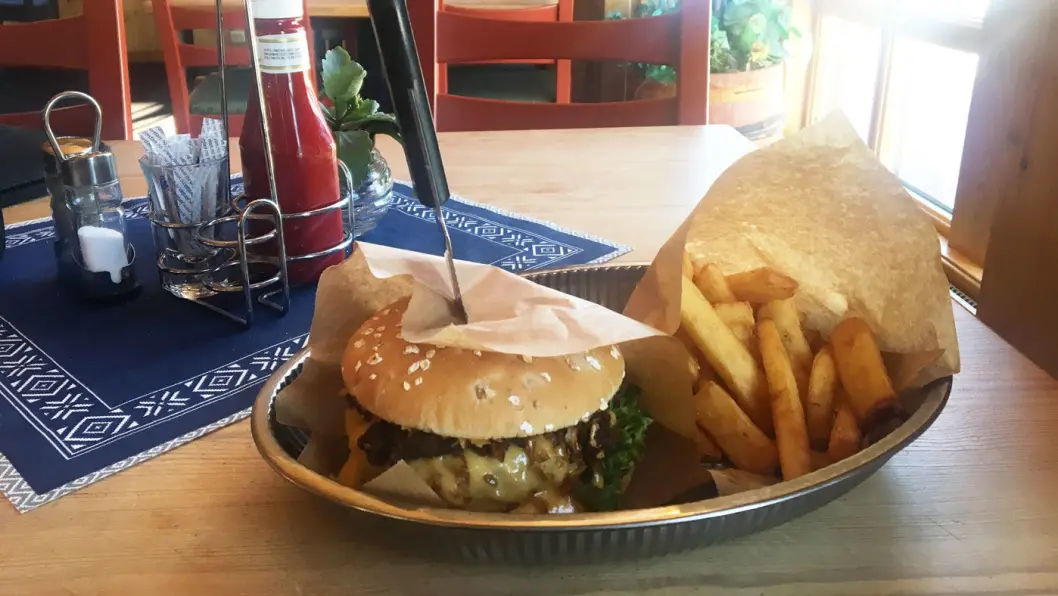 LITT MYE AV DET GODE: En saftig og god burger med god pommes frites, men kombinasjonen av chili con carne og burger blir litt i voldsomste laget, syntes vi. LITT MYE AV DET GODE: En saftig og god burger med god pommes frites, men kombinasjonen av chili con carne og burger blir litt i voldsomste laget, syntes vi.
