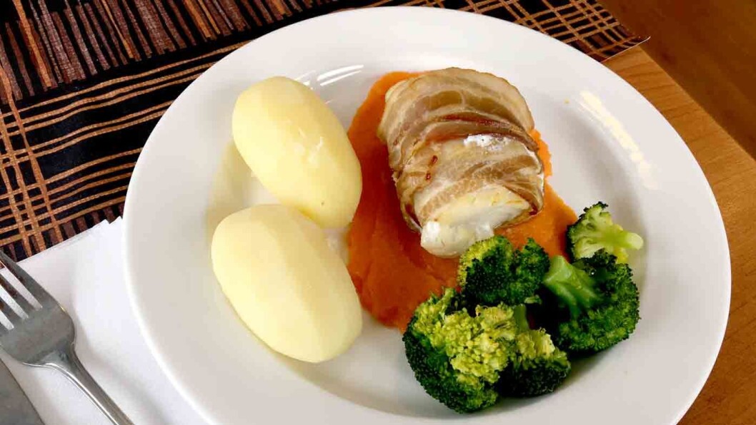 IKKE ET GODT VALG: Torsk surret i bacon og servert med gulrotmos - på en veikro. Det ser godt ut og er nesten for godt til å være sant. Det er det også. IKKE ET GODT VALG: Torsk surret i bacon og servert med gulrotmos - på en veikro. Det ser godt ut og er nesten for godt til å være sant. Det er det også.