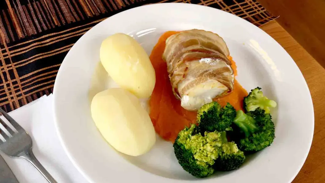 IKKE ET GODT VALG: Torsk surret i bacon og servert med gulrotmos - på en veikro. Det ser godt ut og er nesten for godt til å være sant. Det er det også. IKKE ET GODT VALG: Torsk surret i bacon og servert med gulrotmos - på en veikro. Det ser godt ut og er nesten for godt til å være sant. Det er det også.