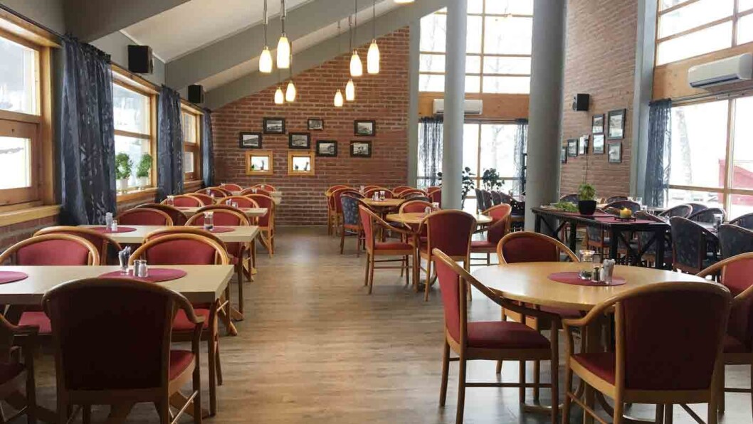 TOMT OG STILLE: Det er lite folk, og da er det selvfølgelig hensiktsmessig med en liten meny. Men 210 kroner for en buffet med to retter og to desserter er dyrt. TOMT OG STILLE: Det er lite folk, og da er det selvfølgelig hensiktsmessig med en liten meny. Men 210 kroner for en buffet med to retter og to desserter er dyrt.