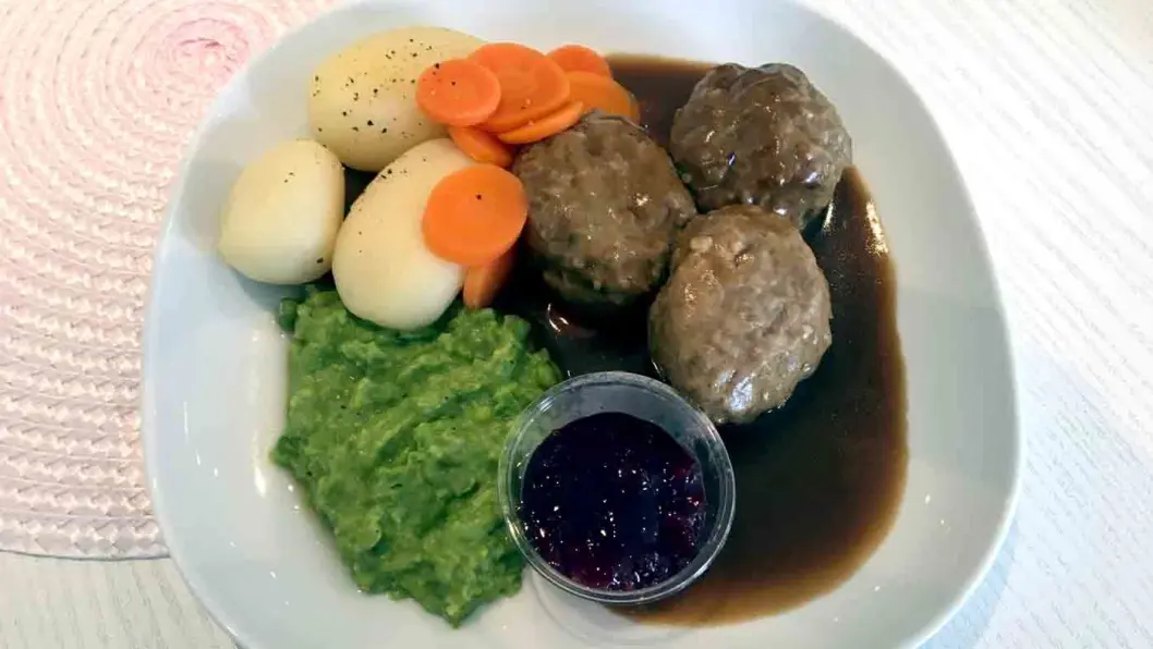 KORTREIST: Kjøttkakene er laget av Angus-fe som beiter like i nærheten av kroa. Bare synd at kjøttkakene nesten ikke smaker noen ting. KORTREIST: Kjøttkakene er laget av Angus-fe som beiter like i nærheten av kroa. Bare synd at kjøttkakene nesten ikke smaker noen ting.