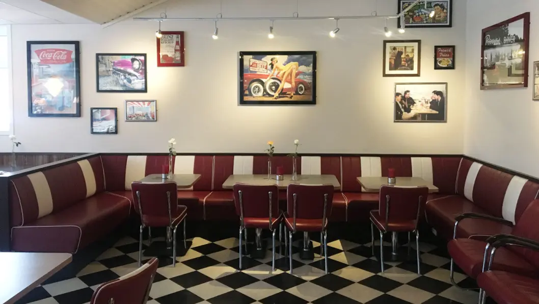 AMERIKANSK DINER: Lyngdal Inn er påvirket av båndene til USA og er innredet som en amerikansk diner. AMERIKANSK DINER: Lyngdal Inn er påvirket av båndene til USA og er innredet som en amerikansk diner.