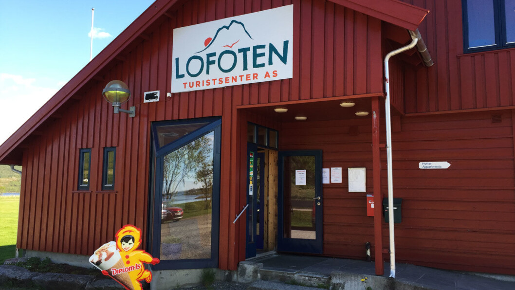 VELKOMMEN: Lofoten Turistsenter gir et innbydende inntrykk. Personlig synes vi generelt ikke at reklameskilt for brus, is etc. løfter førsteinntrykket, heller motsatt. VELKOMMEN: Lofoten Turistsenter gir et innbydende inntrykk. Personlig synes vi generelt ikke at reklameskilt for brus, is etc. løfter førsteinntrykket, heller motsatt.