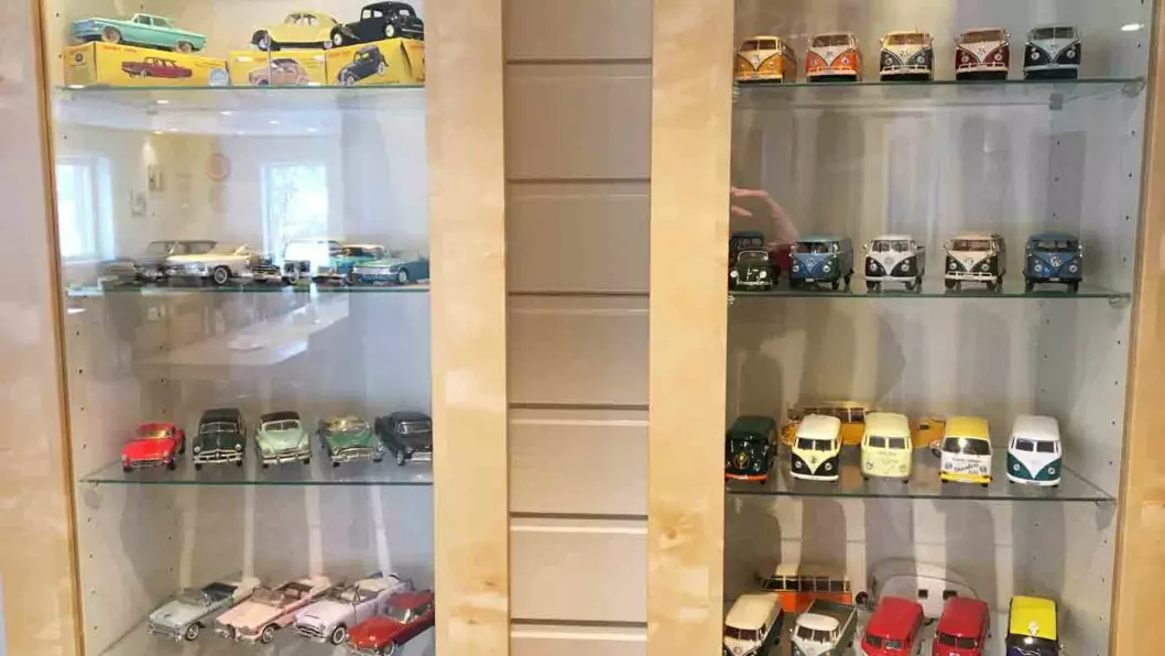 BILENTUSIASTER: Utenfor Mjøsvang Kafé i Oppland, står en fin og nostalgisk bensinstasjon til utstilling, og inne er det flere samlinger av lekebiler.