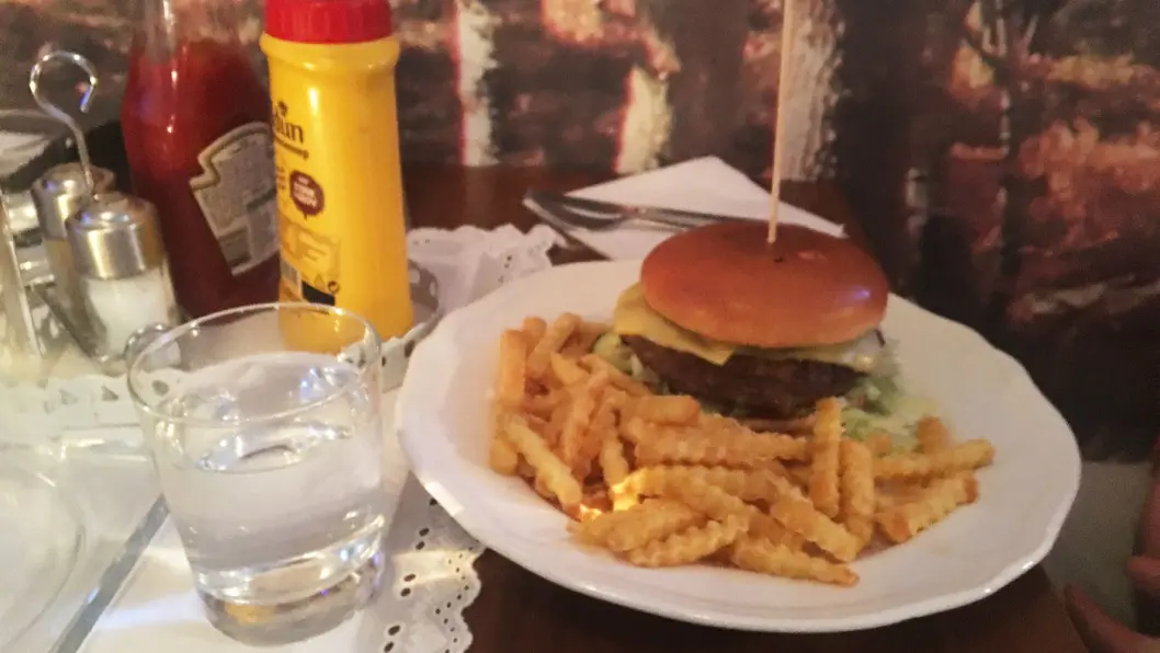 IKKE SPESIELT HJEMMELAGET: En helt ok burger, men i fjor gledet vi oss over mye hjemmelaget og god mat. IKKE SPESIELT HJEMMELAGET: En helt ok burger, men i fjor gledet vi oss over mye hjemmelaget og god mat.