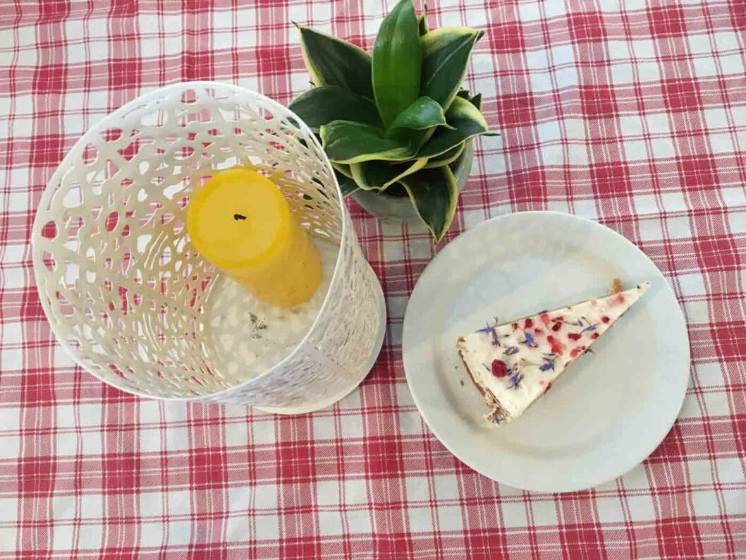 BLØTKAKE: Kaken med tørkede blomster har nok stått for lenge, for kremen er alt annet enn frisk og god. BLØTKAKE: Kaken med tørkede blomster har nok stått for lenge, for kremen er alt annet enn frisk og god.