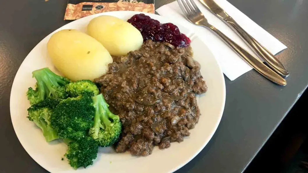 ELG PÅ MENYEN: På kroa på Namsskogan Hotell får du elg i flere varianter, blant annet elghakk med sopp og gulrøtter. ELG PÅ MENYEN: På kroa på Namsskogan Hotell får du elg i flere varianter, blant annet elghakk med sopp og gulrøtter.