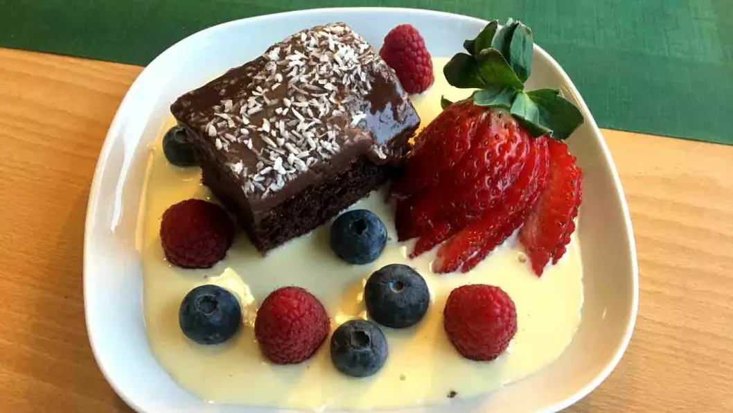 SER LEKKERT UT: Sjokoladekake med friske bær og vaniljesaus er ikke så god som den ser ut.