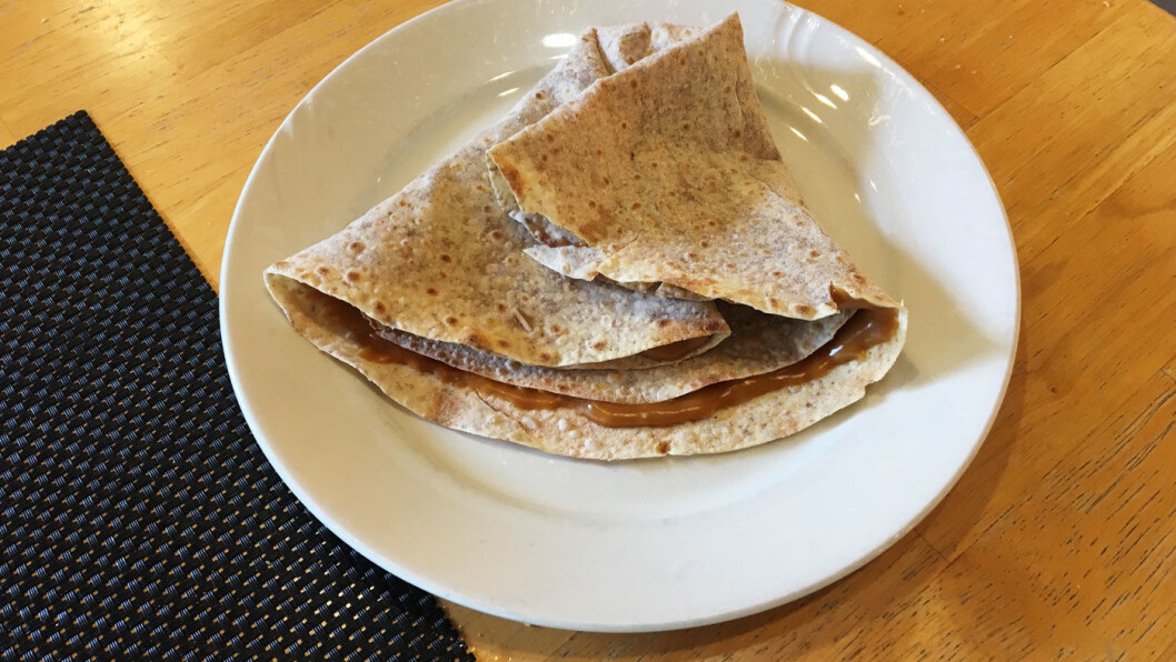 LOKAL SPESIALITET: Møsbrømlefse er en lefse som smøres med brunostsaus med melk, sukker og sirup. LOKAL SPESIALITET: Møsbrømlefse er en lefse som smøres med brunostsaus med melk, sukker og sirup.