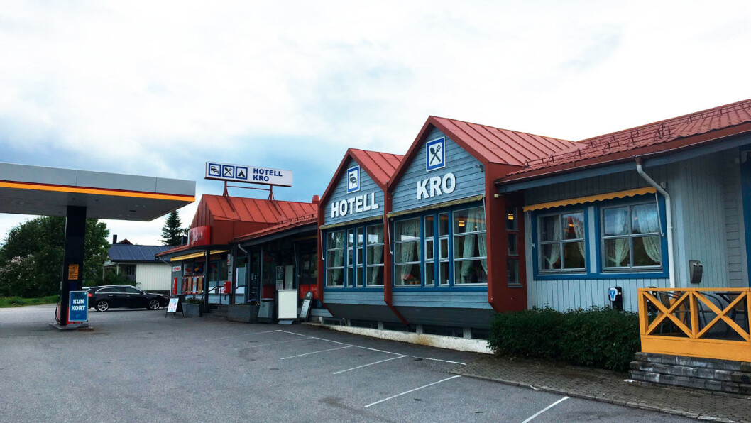 NAMSSKOGAN HOTELL: Veikroa ligger på den andre siden av veien for Namsskogan familiepark. NAMSSKOGAN HOTELL: Veikroa ligger på den andre siden av veien for Namsskogan familiepark.