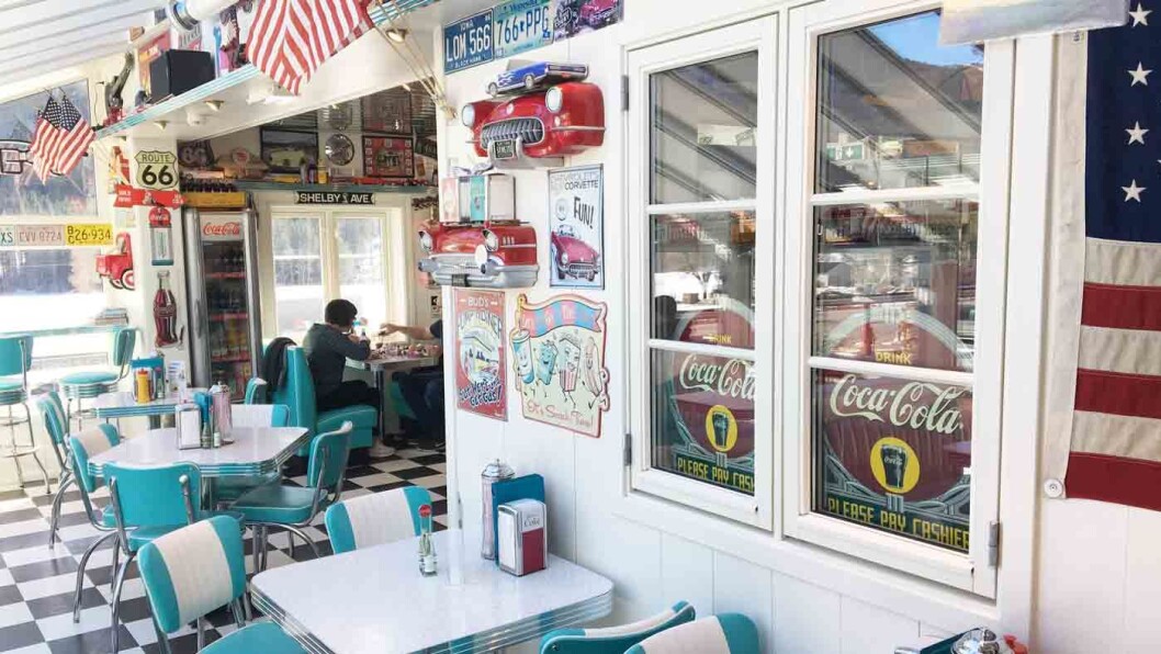 GREASED LIGHTNING: Pick-up Café er en hysterisk, amerikansk diner-opplevelse, men maten lever ikke opp til interiøret. GREASED LIGHTNING: Pick-up Café er en hysterisk, amerikansk diner-opplevelse, men maten lever ikke opp til interiøret.