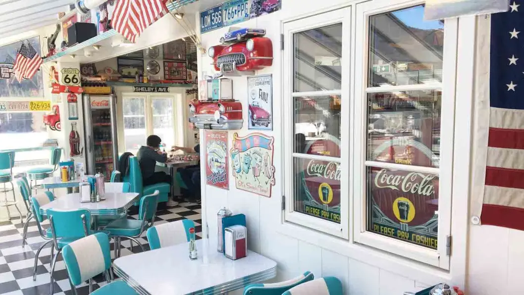 GREASED LIGHTNING: Pick-up Café er en hysterisk, amerikansk diner-opplevelse, men maten lever ikke opp til interiøret. GREASED LIGHTNING: Pick-up Café er en hysterisk, amerikansk diner-opplevelse, men maten lever ikke opp til interiøret.