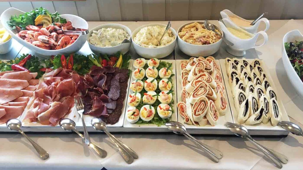 FRISTENDE BUFFET: Søndager er det buffet med kalde og varme retter på Ramberg Gjestegård. FRISTENDE BUFFET: Søndager er det buffet med kalde og varme retter på Ramberg Gjestegård.