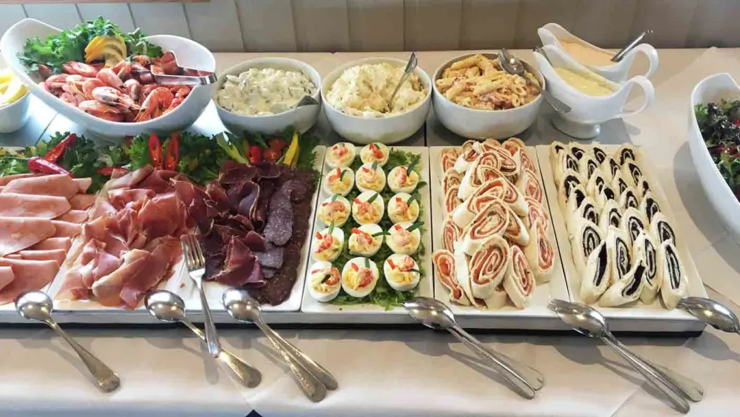 FRISTENDE BUFFET: Søndager er det buffet med kalde og varme retter på Ramberg Gjestegård. FRISTENDE BUFFET: Søndager er det buffet med kalde og varme retter på Ramberg Gjestegård.