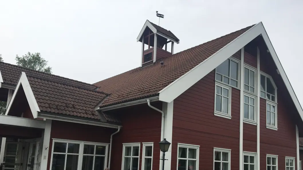 RINGERIKE GJESTEGAARD: Pent bygg ved bensinstasjon og et lite handlesenter utenfor Hønefoss. RINGERIKE GJESTEGAARD: Pent bygg ved bensinstasjon og et lite handlesenter utenfor Hønefoss.
