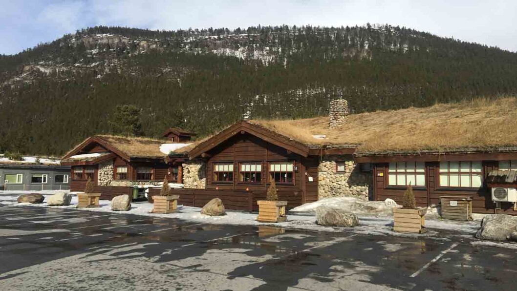 MYE Å STOPPE FOR: Saltdal Turistsenter ligger praktisk plassert og har både bensinstasjon, ladestasjoner og en liten butikk i forbindelse med kafeen. MYE Å STOPPE FOR: Saltdal Turistsenter ligger praktisk plassert og har både bensinstasjon, ladestasjoner og en liten butikk i forbindelse med kafeen.