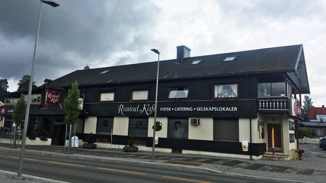 RUSTAD KAFE: Tradisjonell veikro som serverer god mat fra en stor meny. RUSTAD KAFE: Tradisjonell veikro som serverer god mat fra en stor meny.