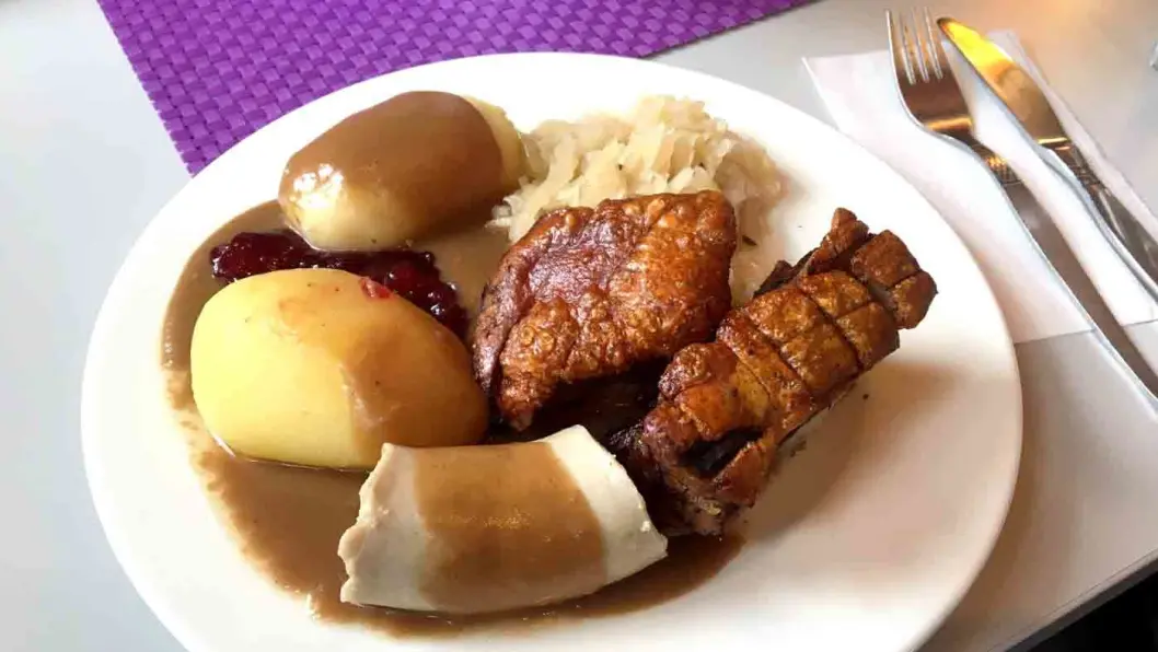 RAUS PORSJON: Du skal ikke gå sulten fra bordet - ribbetallerken består av en stor porsjon med ribbe, medisterpølse og surkål. RAUS PORSJON: Du skal ikke gå sulten fra bordet - ribbetallerken består av en stor porsjon med ribbe, medisterpølse og surkål.