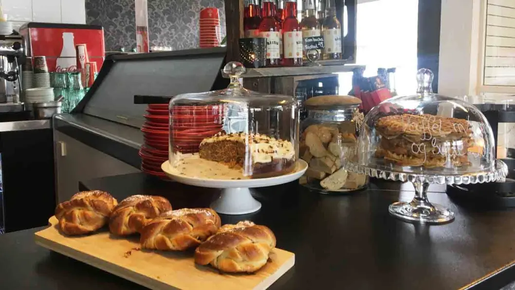 FRISTER MED MYE: Ferske bakevarer på disken, nylaget smoothie og burger med gullosten Kraftkar - men servicen klarer de å løfte til samme nivå. FRISTER MED MYE: Ferske bakevarer på disken, nylaget smoothie og burger med gullosten Kraftkar - men servicen klarer de å løfte til samme nivå.