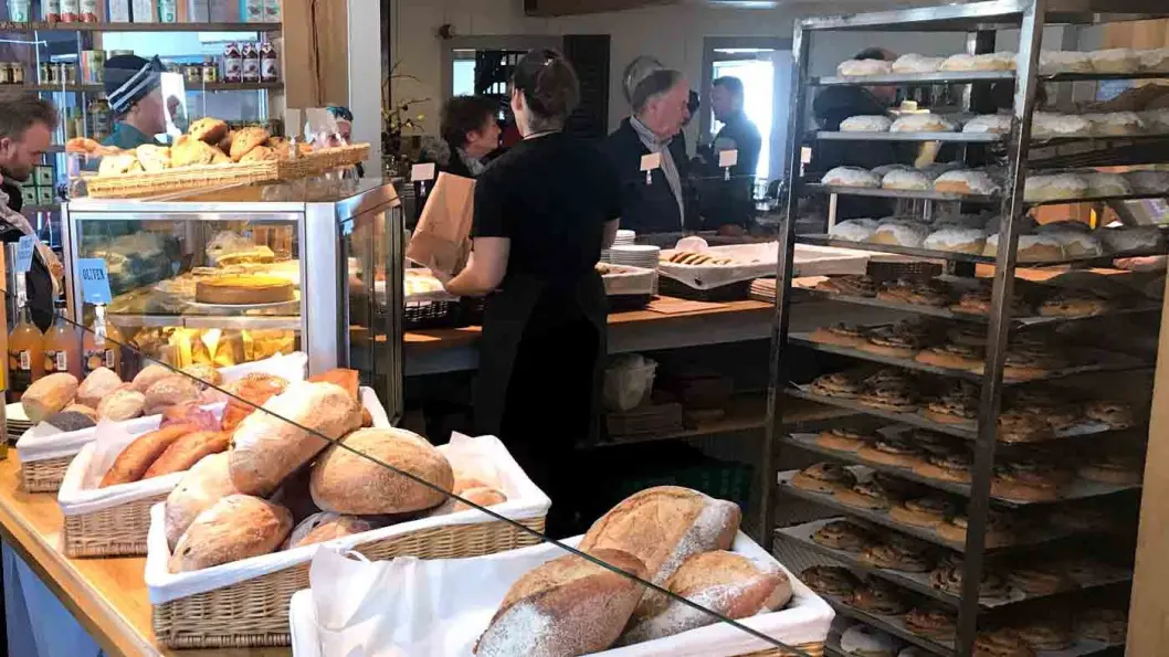 IKKE AKKURAT EN VEIKRO: Men likevel verdt en stopp. Mange kjører en omvei for å kjøpe med seg brød og boller fra Bakeriet i Lom. IKKE AKKURAT EN VEIKRO: Men likevel verdt en stopp. Mange kjører en omvei for å kjøpe med seg brød og boller fra Bakeriet i Lom.