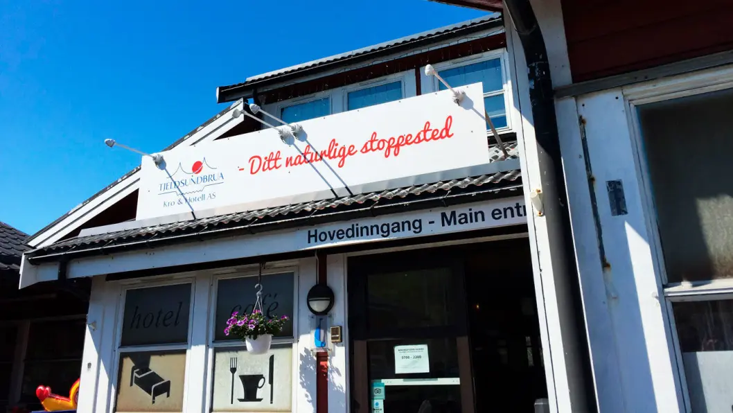 TJELDSUNDBRUA KRO: Fin beliggenhet ved Tjeldsundbrua like nord for Evenes flyplass. TJELDSUNDBRUA KRO: Fin beliggenhet ved Tjeldsundbrua like nord for Evenes flyplass.