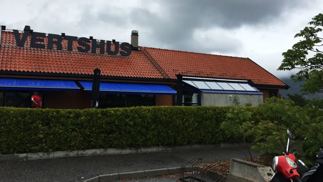 PRAKTISK BELIGGENHET: Det er mye trafikk på denne strekningen, og Vik skysstasjon ligger ved en bensinstasjon og med hurtigladere for elbiler. PRAKTISK BELIGGENHET: Det er mye trafikk på denne strekningen, og Vik skysstasjon ligger ved en bensinstasjon og med hurtigladere for elbiler.