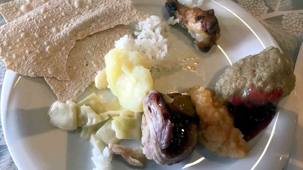 THAILANDSK OG NORSK MAT: På buffeten er det et godt utvalg av ulike varmretter, men velg thaimaten! THAILANDSK OG NORSK MAT: På buffeten er det et godt utvalg av ulike varmretter, men velg thaimaten!