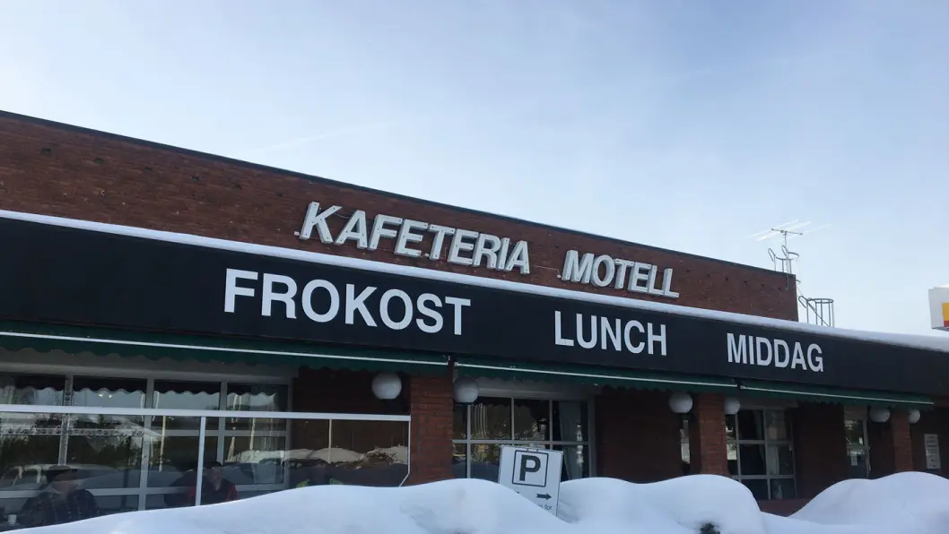 LETT Å PARKERE: Men gjestegården, som ligger vegg i vegg med en bensinstasjon, gir umiddelbart et litt gammeldags inntrykk. LETT Å PARKERE: Men gjestegården, som ligger vegg i vegg med en bensinstasjon, gir umiddelbart et litt gammeldags inntrykk.